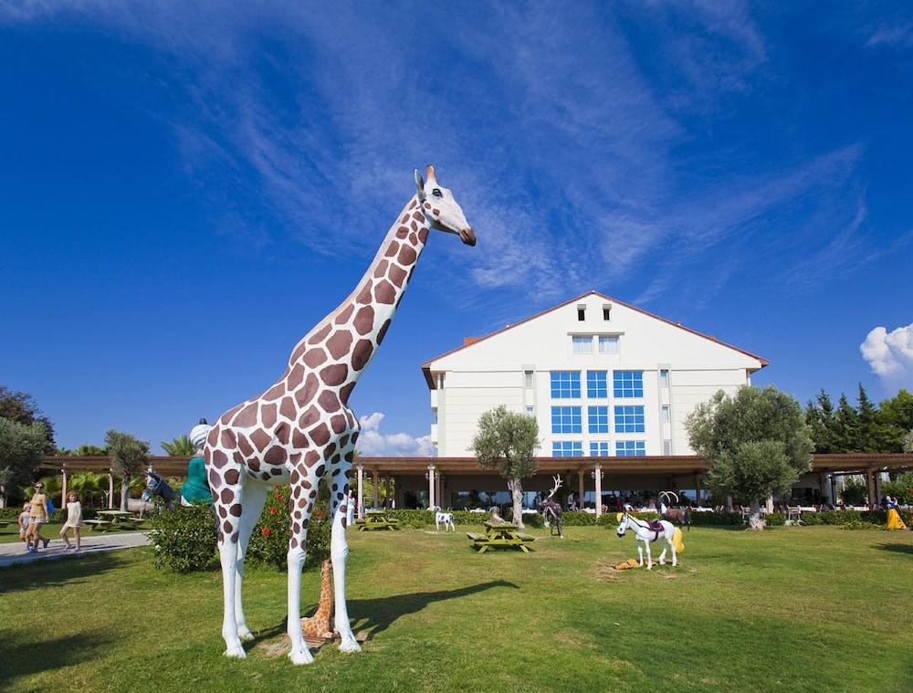 Sural Hotel Side Exterior photo